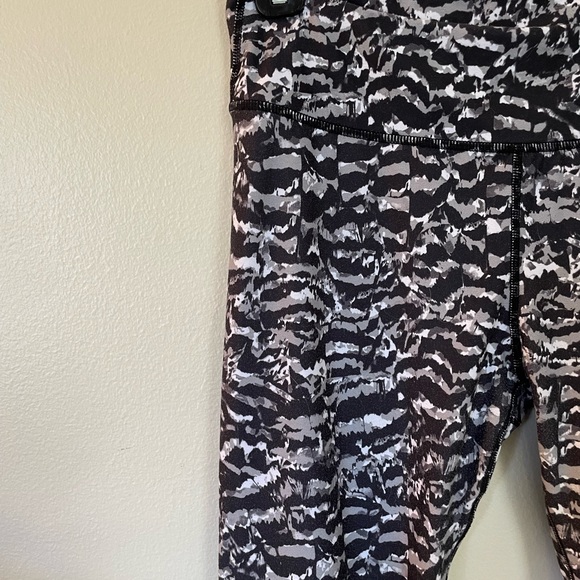 Fabletics | B&W Capri Digi Camo Leggings | Size Small - Picture 2 of 7